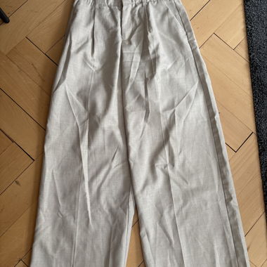 Pantalon en tissu beige Bershka ample