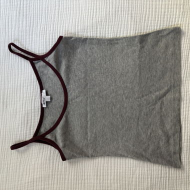 Top grigio a spalline sottili con bordo bordeaux