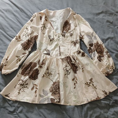 Blumenkleid mit langen Ärmeln