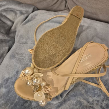 Sandali beige con perle