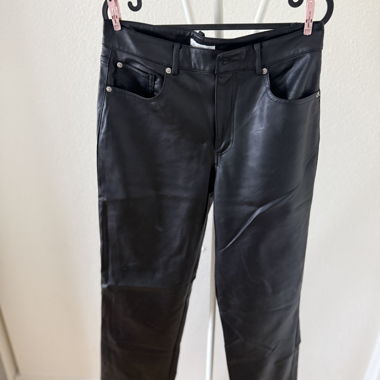 Schwarze Kunstlederhose