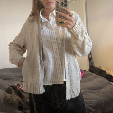 Cardigan beige lavorato a maglia aperto sul davanti