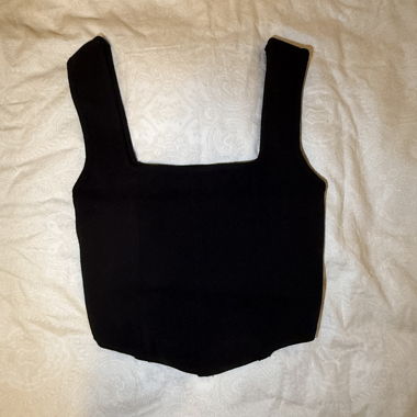 Top corto nero con spalline larghe