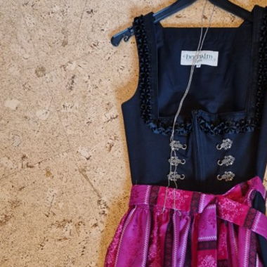 Dirndl mit Schürze