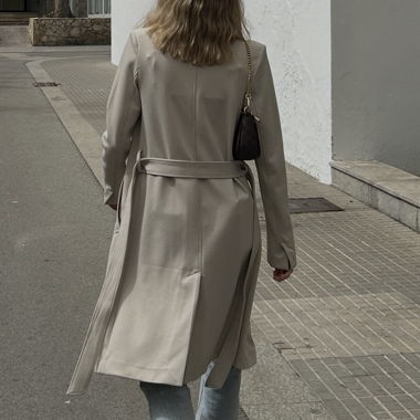 Manteau beige avec ceinture à nouer