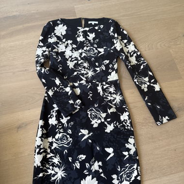 Blumenkleid mit langen Ärmeln