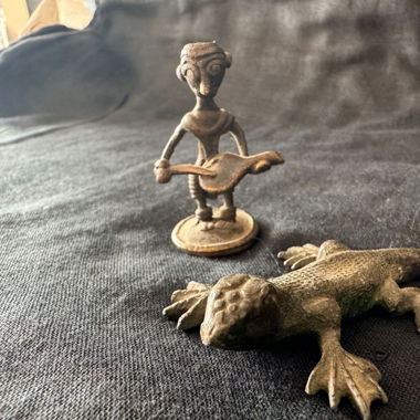 2x Statuine tribali in bronzo, musicista e geko