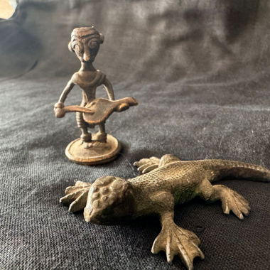 2x Statuine tribali in bronzo, musicista e geko