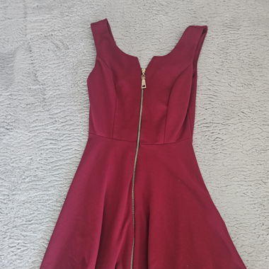 Kurzes Kleid mit Reissverschluss bis unten