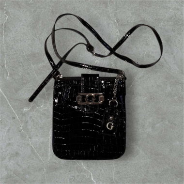 guess shoulder bag in shiny black