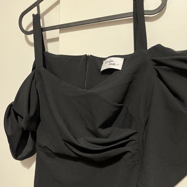 Robe noire moulante avec épaules bouffantes