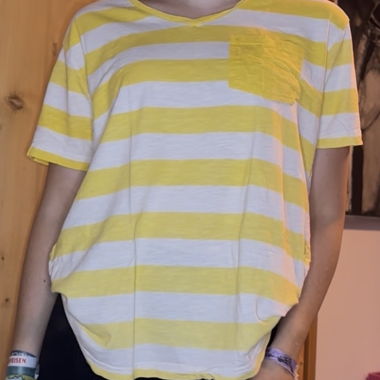 T-shirt a righe gialle con tasca