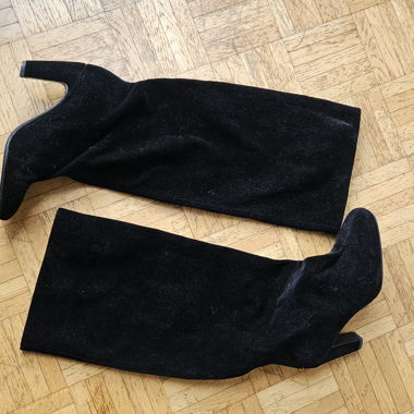 Paar Stiefel aus schwarzem Wildleder