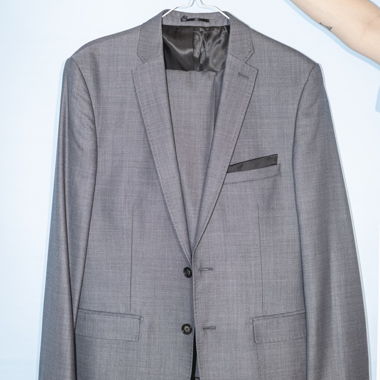 Giacca e pantaloni di completo grigio