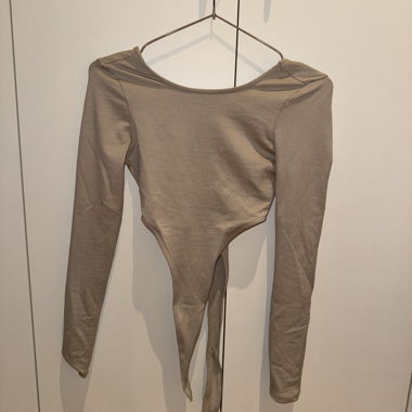Beige Langarm-Body