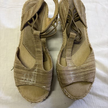 Goldene Plateau-Espadrilles