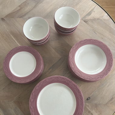 Geschirr-Set im Landhausstil