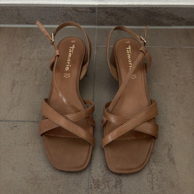 Sandali in pelle con piccolo tacco