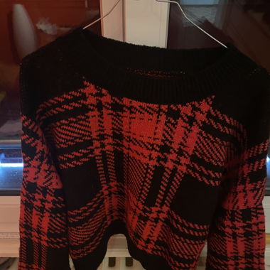 Pull rouge et noir d’hiver 