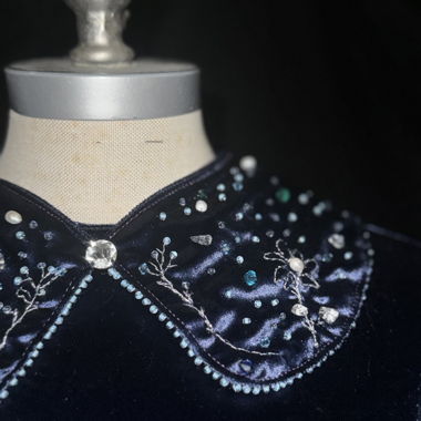 Abito in velluto blu in stile vintage
