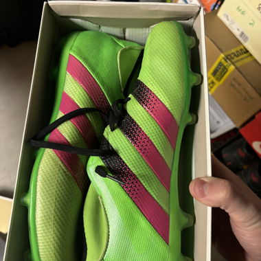 Neon-grüne Fussballschuhe mit Stollen