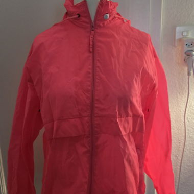 Veste coupe-vent rose avec capuche