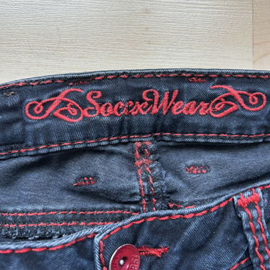 Soccx Jeans in Schwarz mit roter Naht