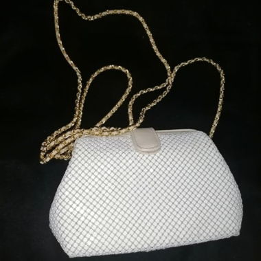 Weisse Umhaengetasche mit Kette