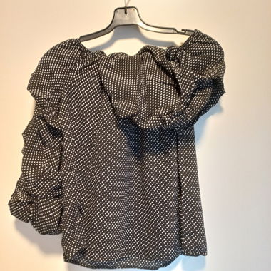 Blusa nera con piccoli puntini bianchi e maniche 3/4 leggermente a sbuffo