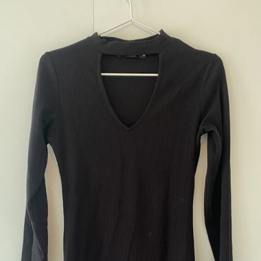 Schwarzes Kleid mit Neckholder