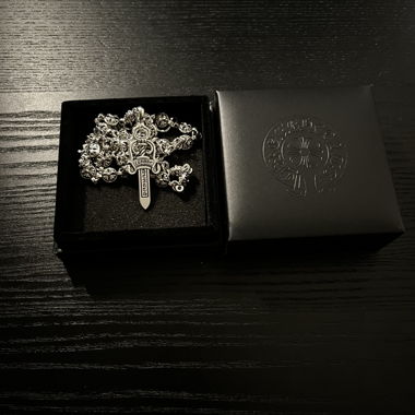 Silberfarbene Kette mit Kreuz-Anhaenger