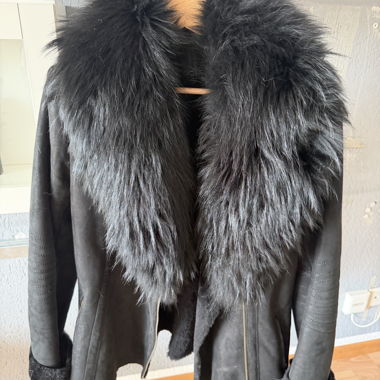 Schwarze Damenjacke mit Pelzkragen