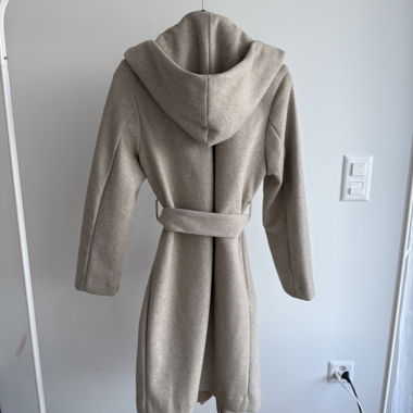 Hellbeiger Zara-Mantel mit Kapuze und Gürtel