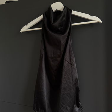 Schwarzes Satin-Neckholder-Top