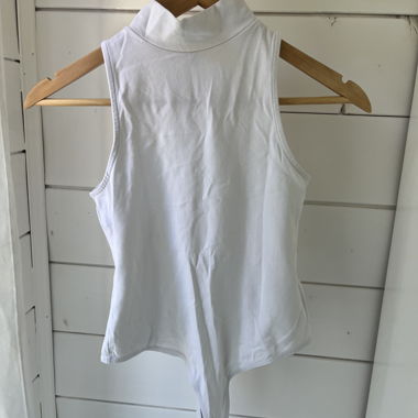 Body blanc sans manches à col roulé