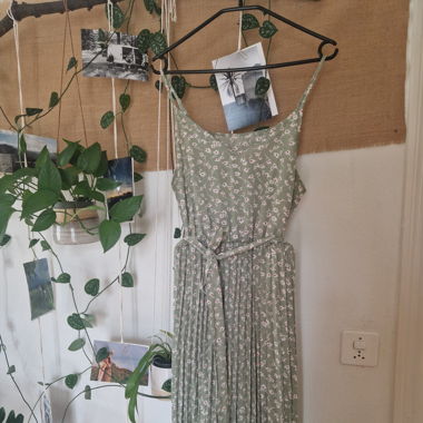 Knielanges Plissekleid mit Blümchen