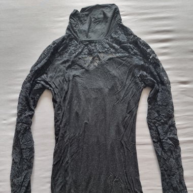 Eleganter Rollkragenpullover mit Spitzenärmel