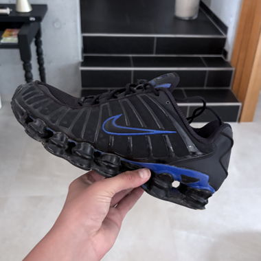 Scarpe Nike Shox nere e blu