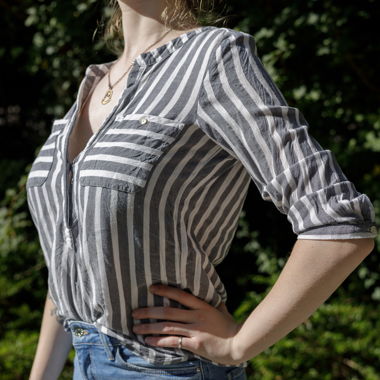 Grau-Weiss gestreifte Bluse