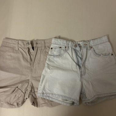 Due shorts di jeans corti