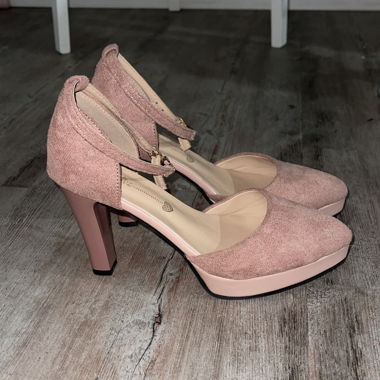 Old-rose heels