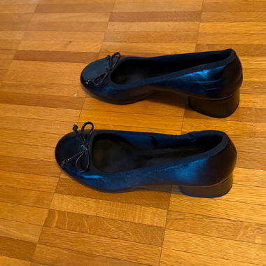 Black low-heel ballerina shoes