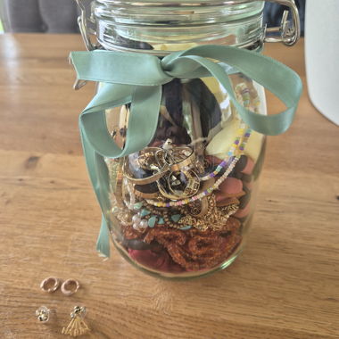 Mélange de bijoux en bocal