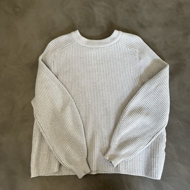 Maglione in maglia grigia 