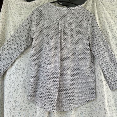 Blusa con motivo nero e grigio