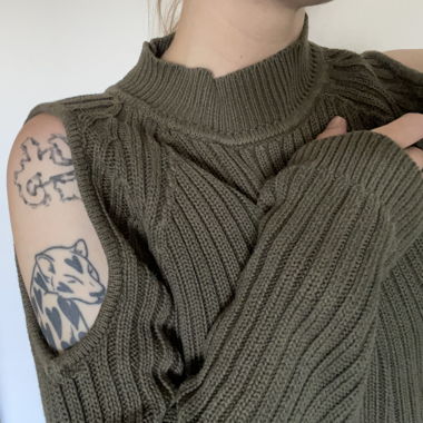Maglione in maglia kaki con cut-out