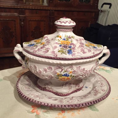 Soup tureen