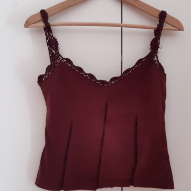 Bordeauxfarbener Spitzen-Camisole-Top