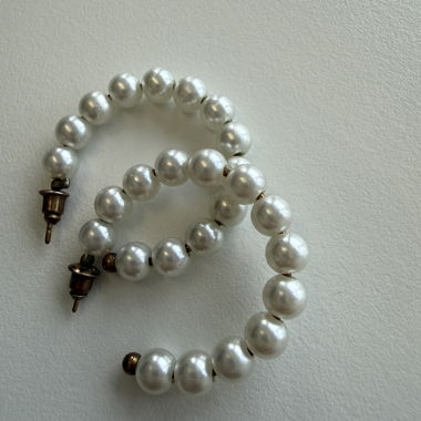 Elegante Ohrringe mit Perlen - Creolen