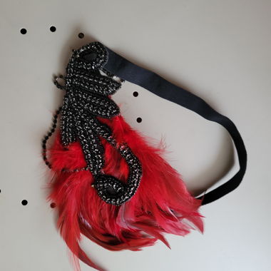 Accessorio per capelli con piuma rosso/nero